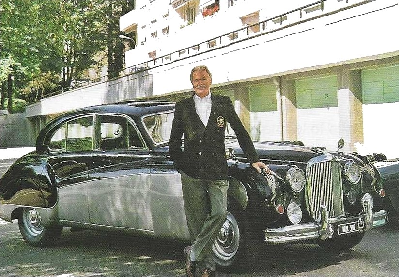Ici, auprès de son MKVIII, le spécialiste de la voiture Jaguar (années 1948-1968)